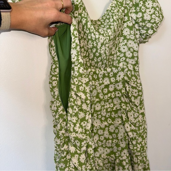 ASTR the Label Green and Taupe Ditsy Square Neck Ruched
Dress Size Medium - Picture 7 of 9